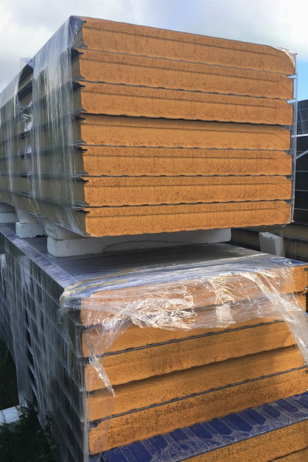 Über 1.200 m² Sandwichpaneele Wand mit verdeckter Befestigung | 2. Wahl Über 1.200 m² Sandwichpaneele Wand mit verdeckter Befestigung | 2. Wahl