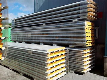 Aufgestapelte Sandwichplatten im Sonnenschein