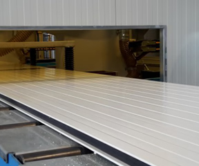 Sandwich panels run into the machine, are produced to size