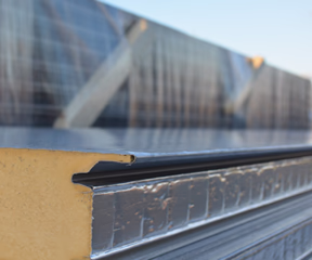 Aufgestapelte Sandwichplatten im Sonnenschein